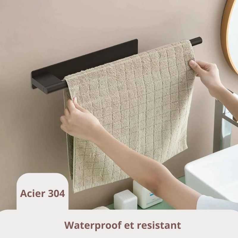 porte serviette salle de bain noir dame ajustant serviette