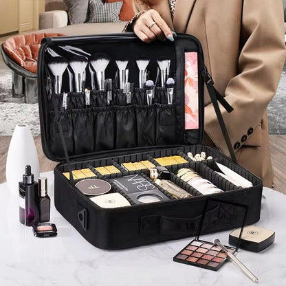 Malette maquillage noire taille grande ouverte avec femme derrière