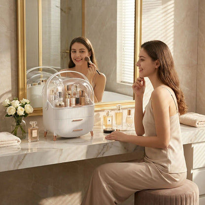 organisateurde maquillage jeune femme dans salle de bain