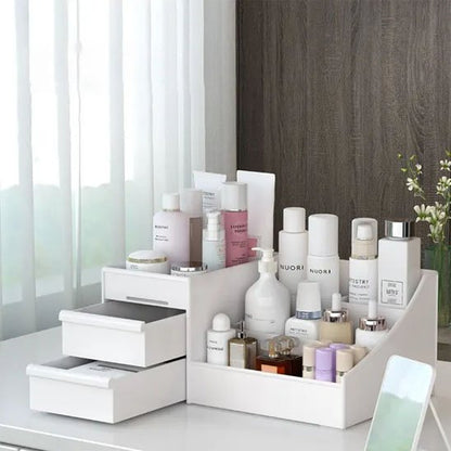 Organisateur maquillage blanc dans salle de bain