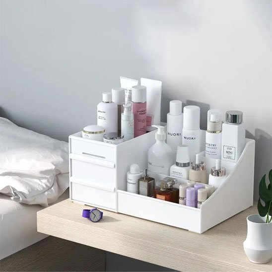 Organisateur maquillage blanc sur commode