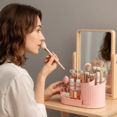 organisateur maquillage rotatif rose dame se maquille devant miroir