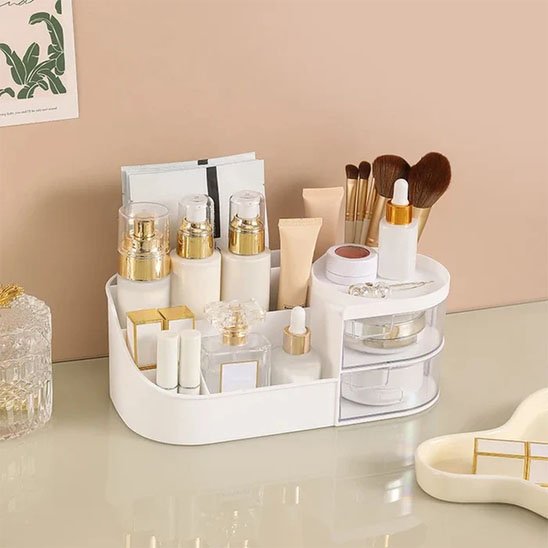 Organisateur maquillage sur commode