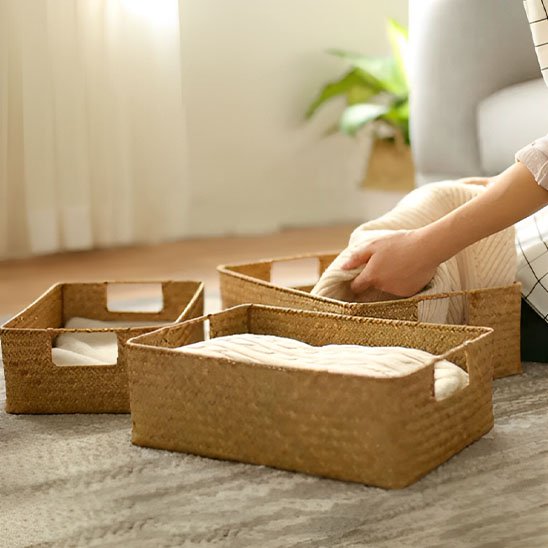 panier de rangement avec main de femme