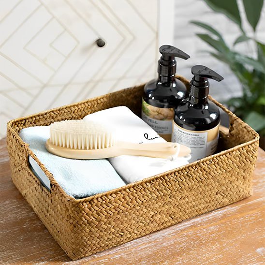 panier de rangement avec produits cosmétiques