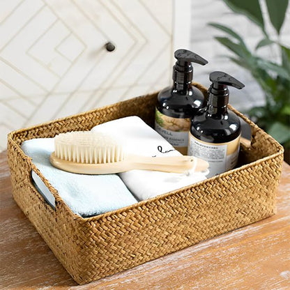 panier de rangement avec produits cosmétiques
