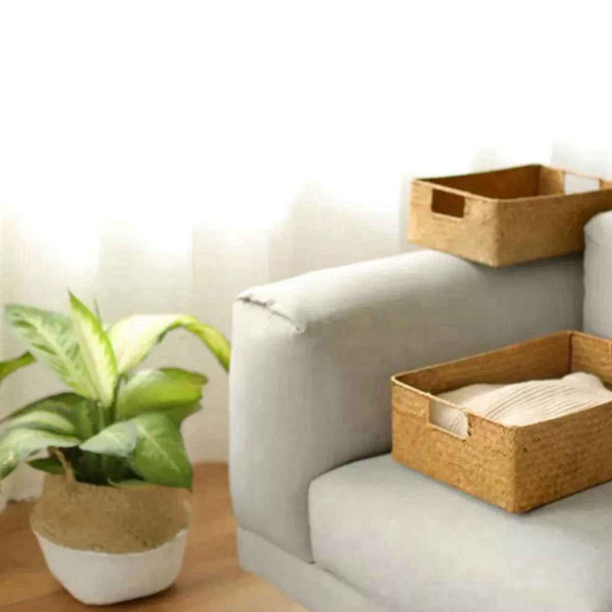 panier de rangement osier sur canape
