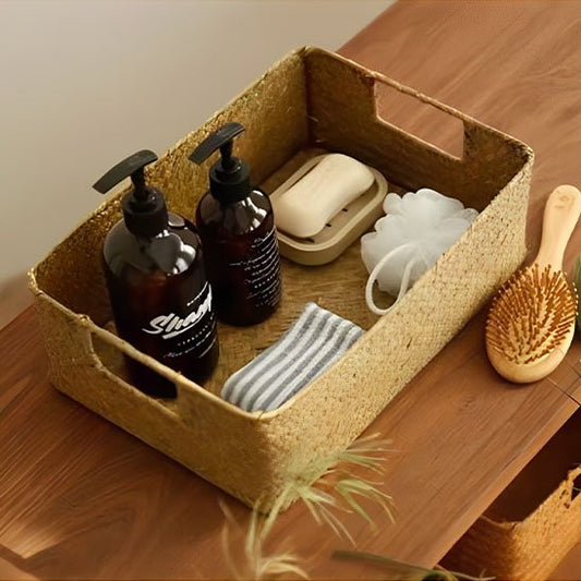 panier de rangement présentation avec produits salle de bain