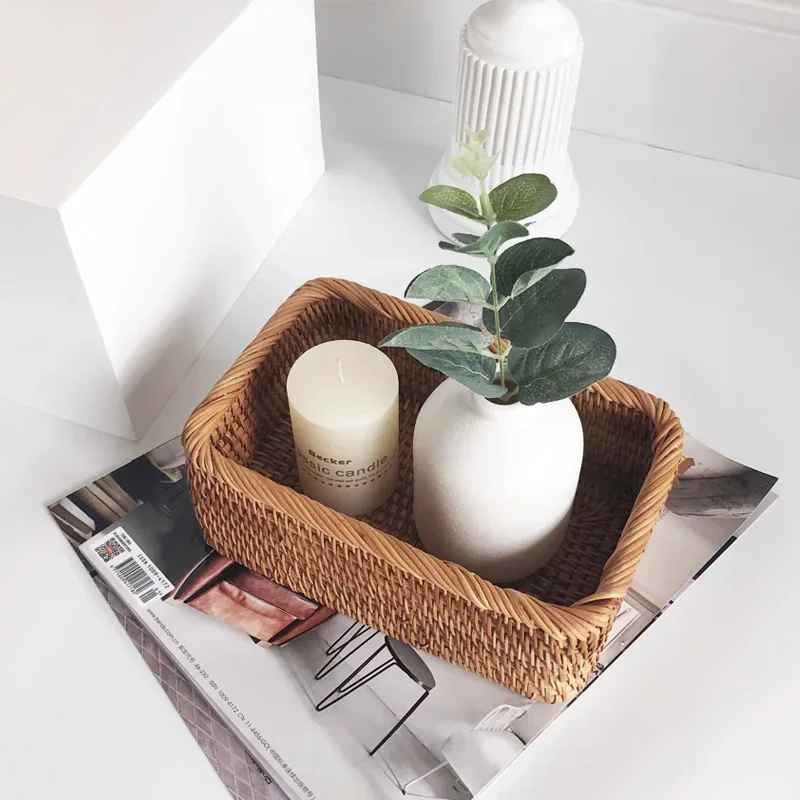 panier en osier salle de bain avec vase
