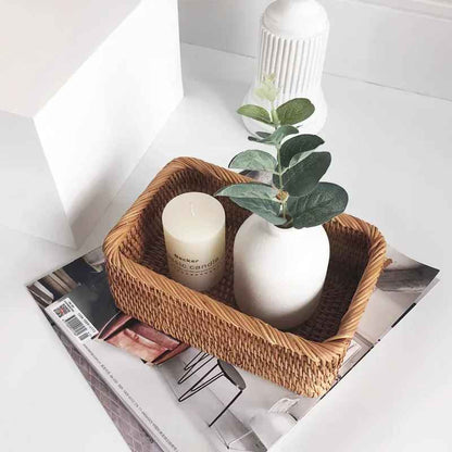 panier en osier salle de bain avec vase