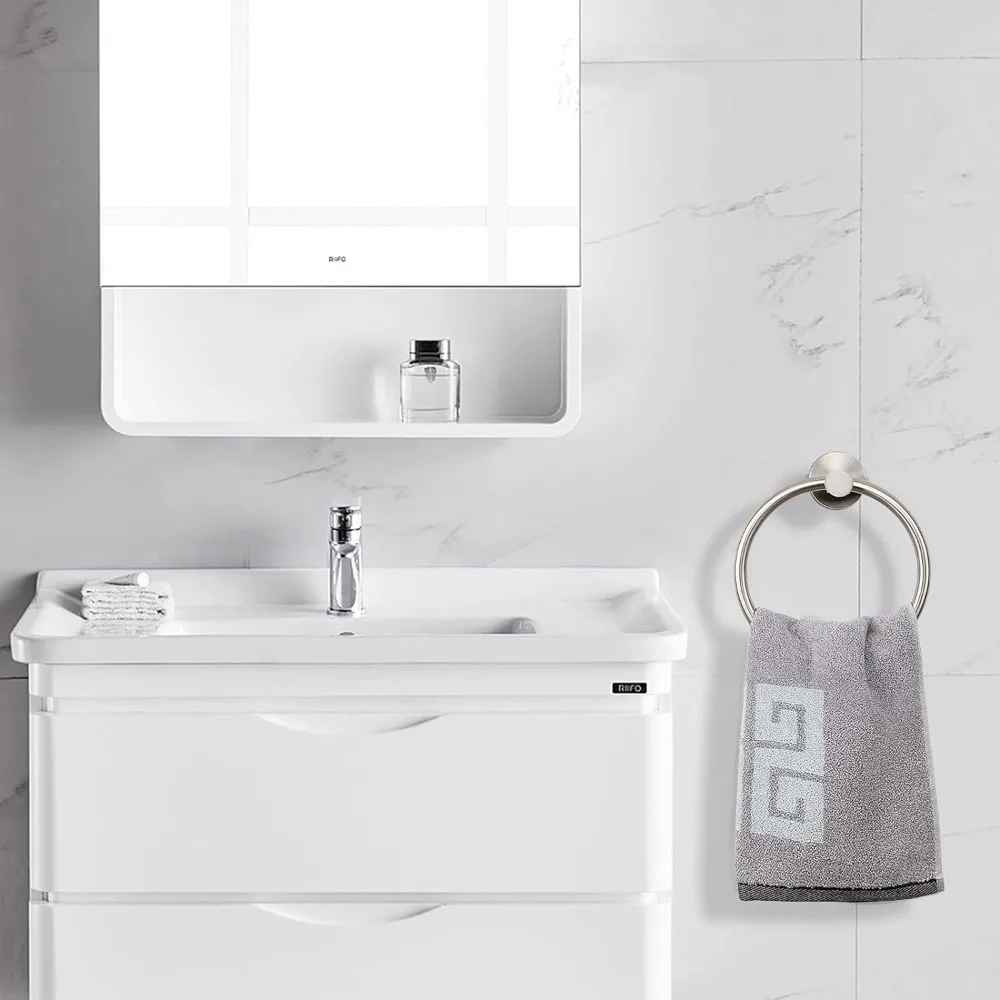 porte serviette anneau acier chrome dans salle de bain