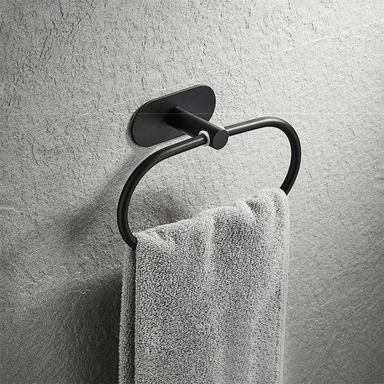 Porte serviette anneau oval noir et serviette grise
