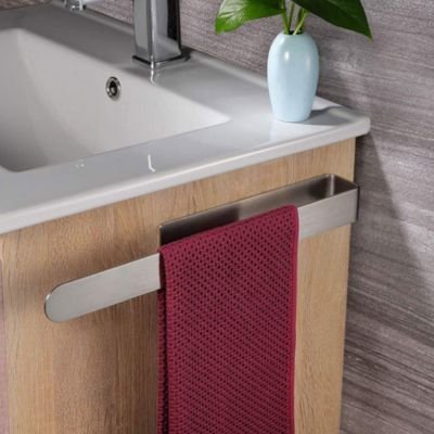 Porte serviette gris sur le côté d'un meuble de salle de bain