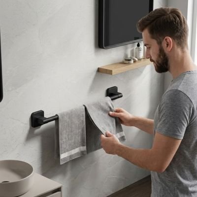 Porte serviette mural à côté d'un lavabo