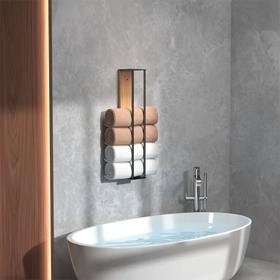 Porte serviette mural bois et metal vertical au dessus de la baignoire