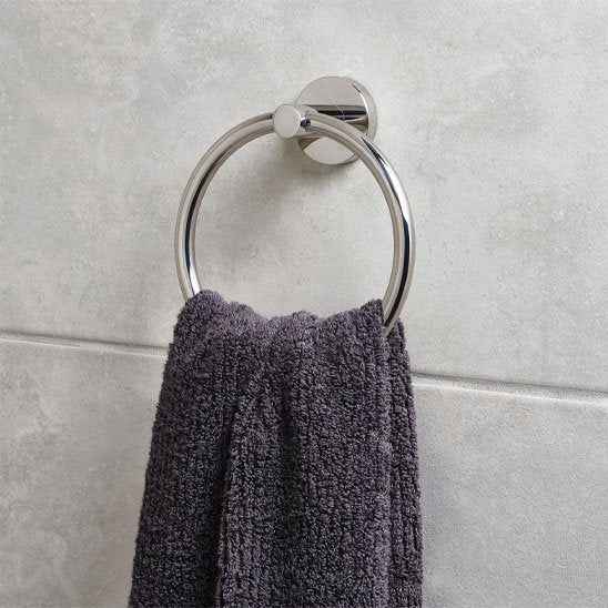 Porte serviette rond acier brossé avec serviette grise