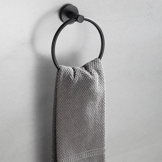 Porte serviette rond noir avec serviette