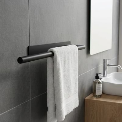 Porte serviette salle de bain noir avec serviette blanche