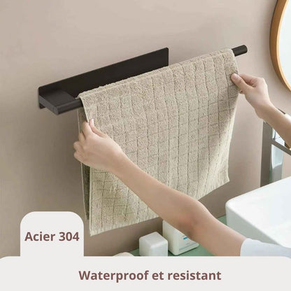 porte serviette salle de bain noir dame ajustant serviette