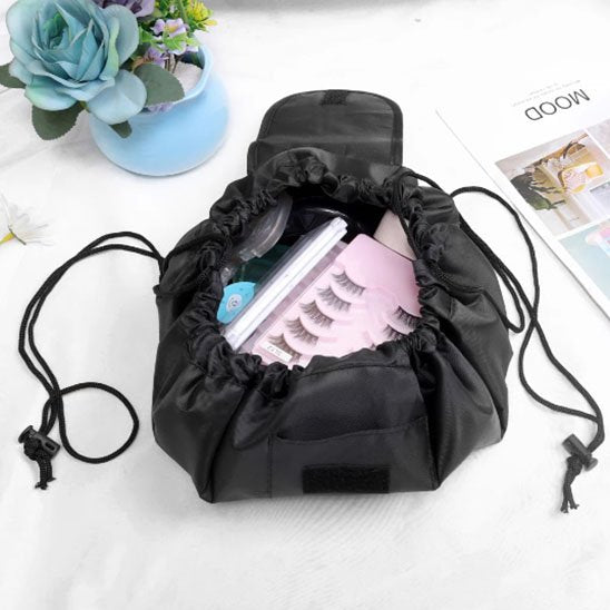 trousse à maquillage bourse noire cordon sur cotés