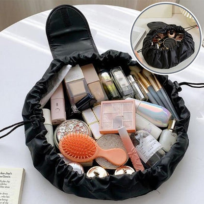 trousse à maquillage bourse noire grande ouvert avec produits