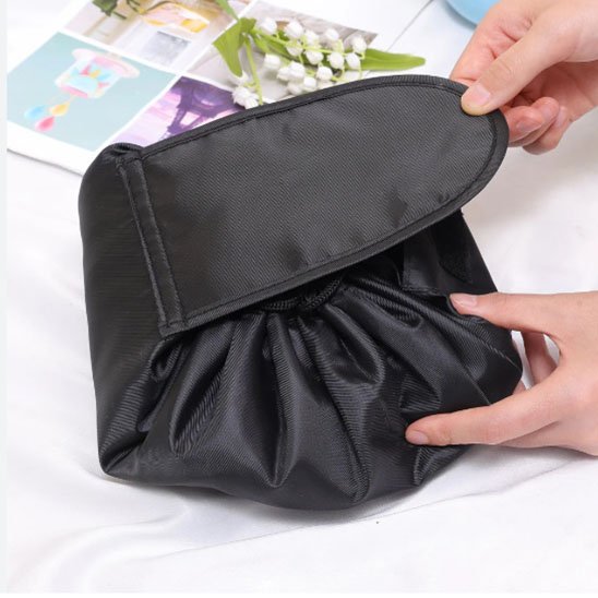 trousse à maquillage bourse noire refermée