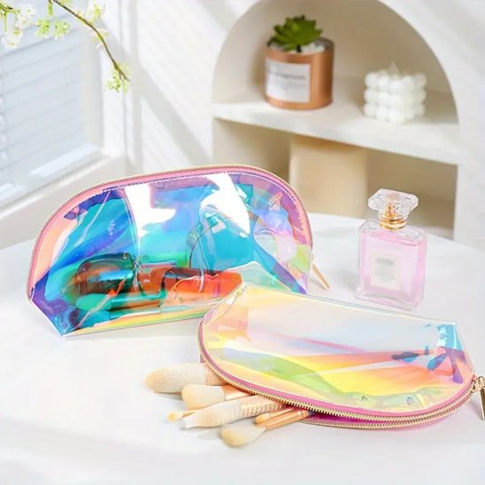 Trousse à maquillage reflet arc en ciel 2 exemplaires posés sur comptoir