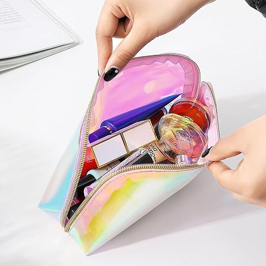 Trousse à maquillage reflet arc en ciel ouverte par 2 mains