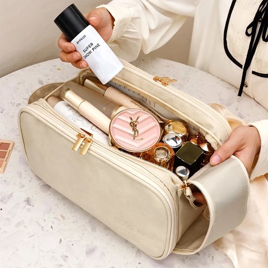 Trousse de maquillage  beige ouverte pochette centrale