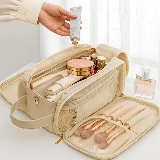 Trousse de maquillage beige ouverte