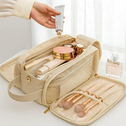 Trousse de maquillage beige ouverte