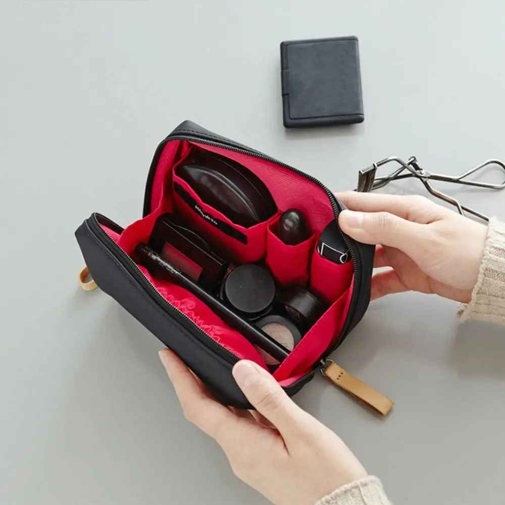 trousse de maquillage pochette noire ouverte produits