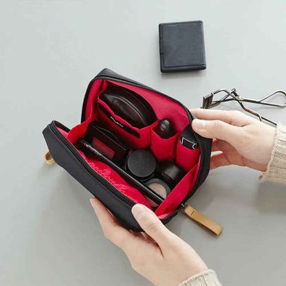 trousse de maquillage pochette noire ouverte produits