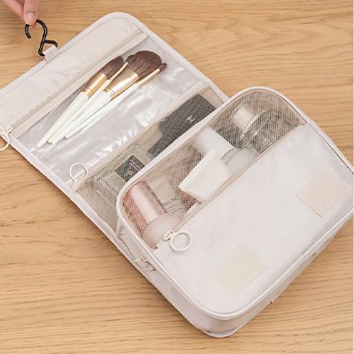 Trousse de toilette femme blanc ouverte a plat