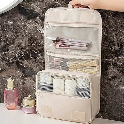 Trousse de toilette femme blanc ouverte comptoir salle de bain