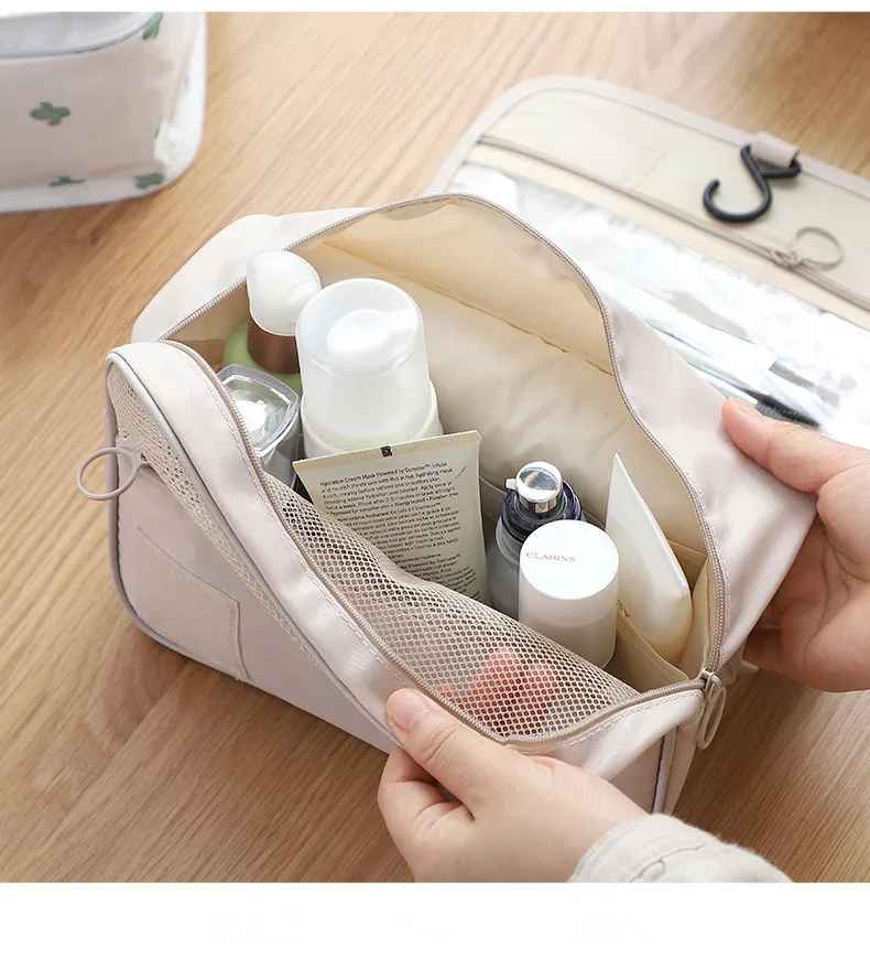 trousse de toilette femme blanc ouverte sur comptoir
