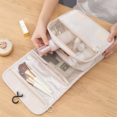 Trousse de toilette femme blanc sur comptoir
