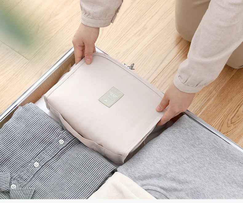 trousse de toilette femme compacte dans valise