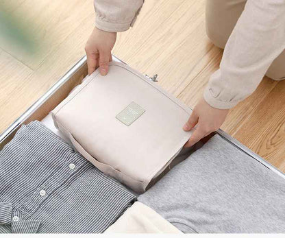 trousse de toilette femme compacte dans valise