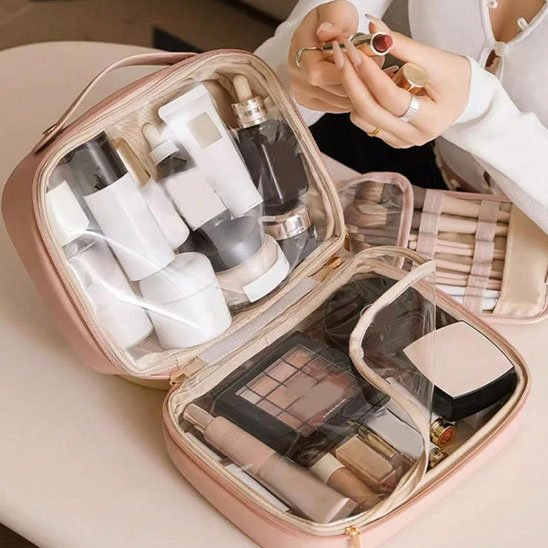 Trousse de toilette femme demo cosmetiques et maquillage
