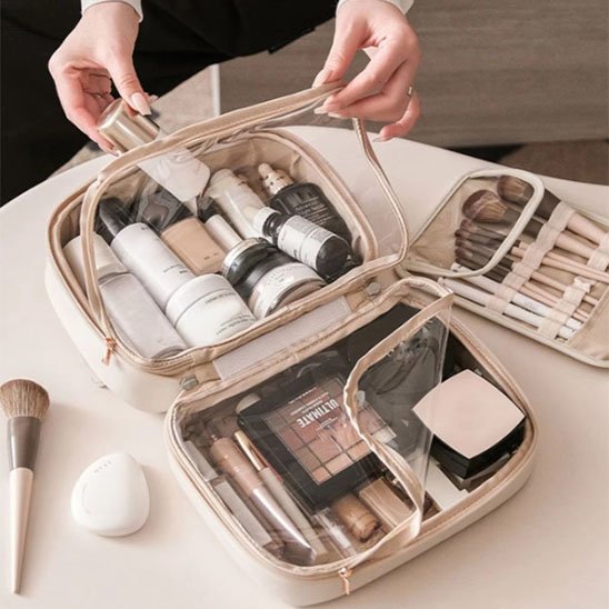 Trousse de toilette femme entièrement ouverte