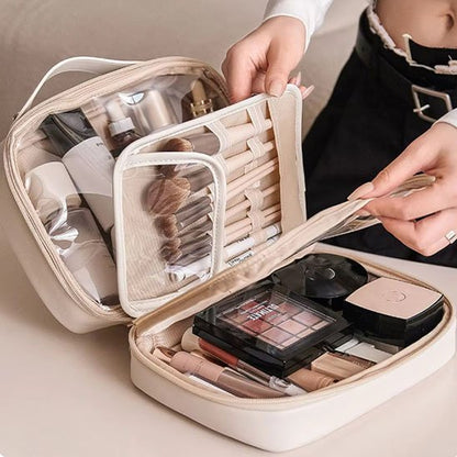 Trousse de toilette femme ouverte avec demo differentes parties