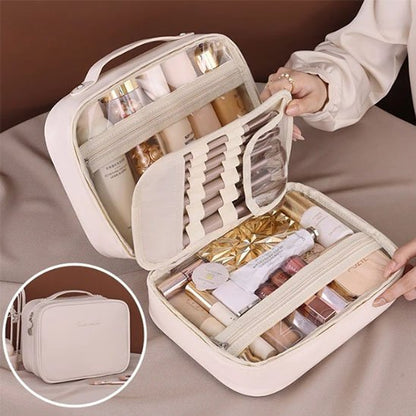 Trousse de toilette femme ouverte avec main