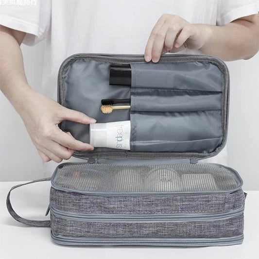 Trousse de toilette grise ouverte creme