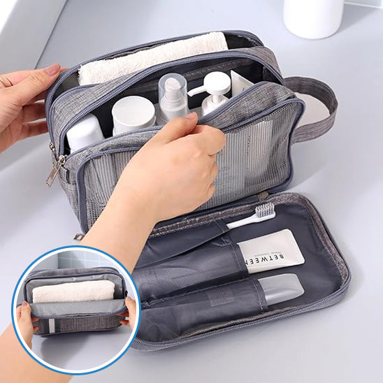 trousse de toilette grise ouverte medaillon gant