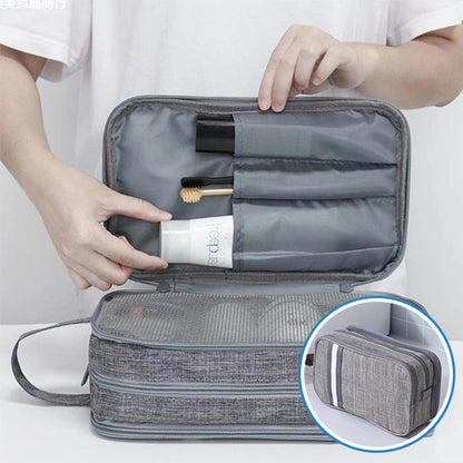 trousse de toilette grise ouverte medaillon