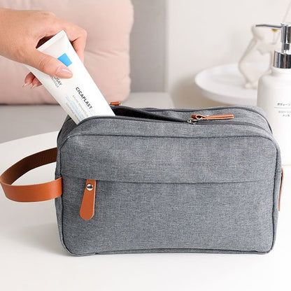 trousse de toilette homme gris avec creme