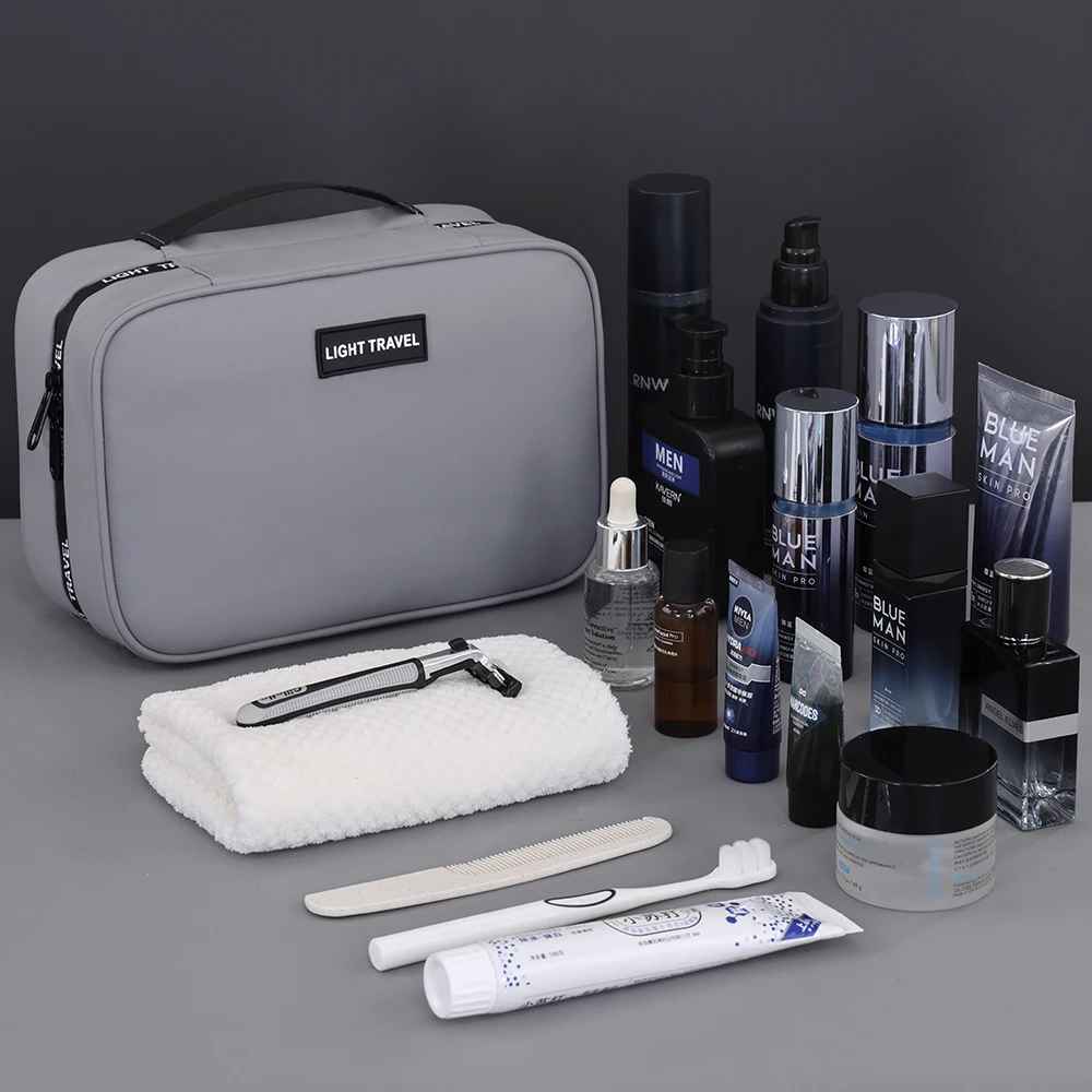 trousse de toilette homme rigide presentation avec produits sur comptoir