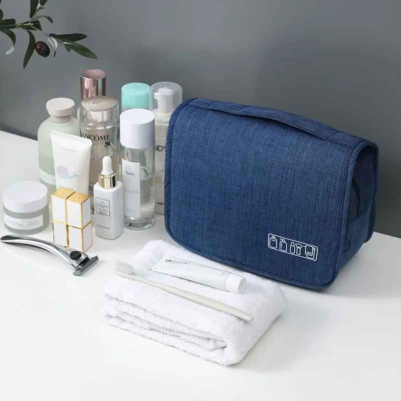 trousse de toilette homme voyage pratique bleue sur comptoir salle de bain