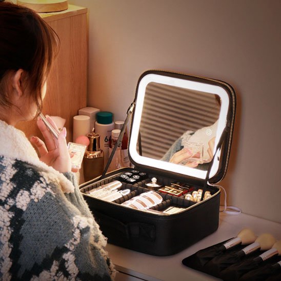 Trousse maquillage avec miroir led integré noir dame se maquille